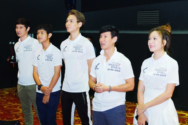Lý Hải - Minh Hà trốn 4 con nhỏ đi đánh lẻ, ai ngờ lại bị vây chặt không thoát ra được - Ảnh 3. Lý Hải - Minh Hà trốn 4 con nhỏ đi đánh lẻ, ai ngờ lại bị vây chặt không thoát ra được - Ảnh 3.