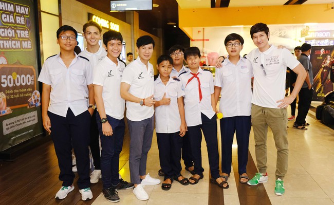Lý Hải - Minh Hà trốn 4 con nhỏ đi đánh lẻ, ai ngờ lại bị vây chặt không thoát ra được - Ảnh 4. Lý Hải - Minh Hà trốn 4 con nhỏ đi đánh lẻ, ai ngờ lại bị vây chặt không thoát ra được - Ảnh 4.