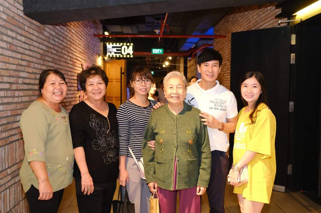 Lý Hải - Minh Hà trốn 4 con nhỏ đi đánh lẻ, ai ngờ lại bị vây chặt không thoát ra được - Ảnh 5. Lý Hải - Minh Hà trốn 4 con nhỏ đi đánh lẻ, ai ngờ lại bị vây chặt không thoát ra được - Ảnh 5.