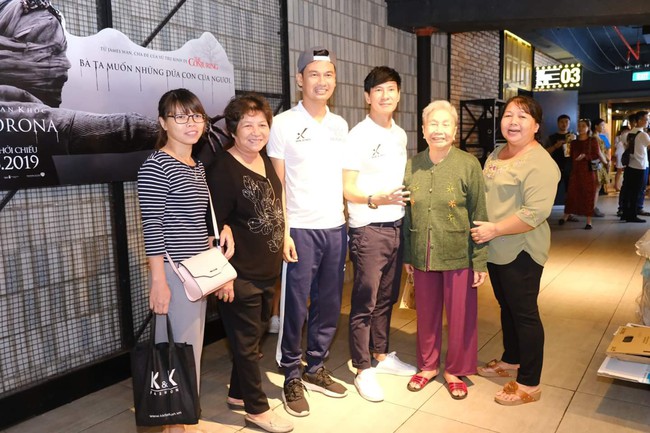 Lý Hải - Minh Hà trốn 4 con nhỏ đi đánh lẻ, ai ngờ lại bị vây chặt không thoát ra được - Ảnh 6. Lý Hải - Minh Hà trốn 4 con nhỏ đi đánh lẻ, ai ngờ lại bị vây chặt không thoát ra được - Ảnh 6.