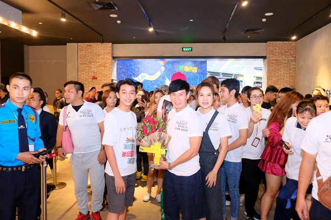 Lý Hải - Minh Hà trốn 4 con nhỏ đi đánh lẻ, ai ngờ lại bị vây chặt không thoát ra được - Ảnh 8. Lý Hải - Minh Hà trốn 4 con nhỏ đi đánh lẻ, ai ngờ lại bị vây chặt không thoát ra được - Ảnh 8.
