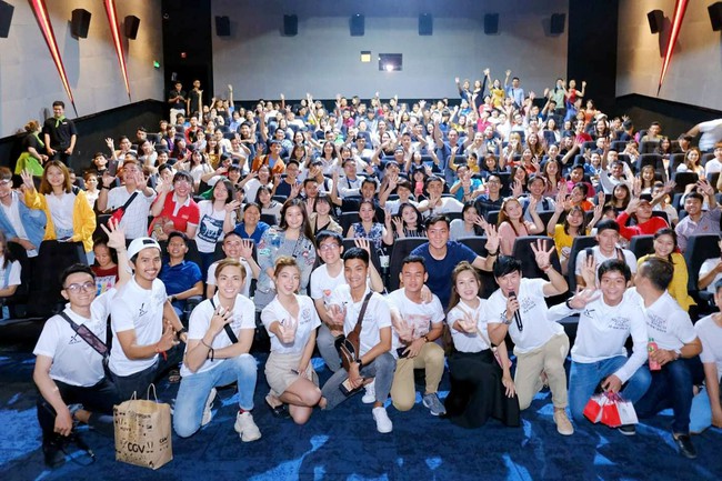 Lý Hải - Minh Hà trốn 4 con nhỏ đi đánh lẻ, ai ngờ lại bị vây chặt không thoát ra được - Ảnh 11. Lý Hải - Minh Hà trốn 4 con nhỏ đi đánh lẻ, ai ngờ lại bị vây chặt không thoát ra được - Ảnh 11.