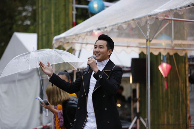 Đoan Trang ăn mặc rực rỡ biểu diễn dưới mưa trước hàng nghìn khán giả Nhật Bản - Ảnh 10.