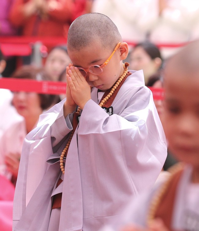Loạt sắc thái đáng yêu hết nấc của các chú tiểu trong ngày xuống tóc đón lễ Phật Đản ở Hàn Quốc - Ảnh 11.