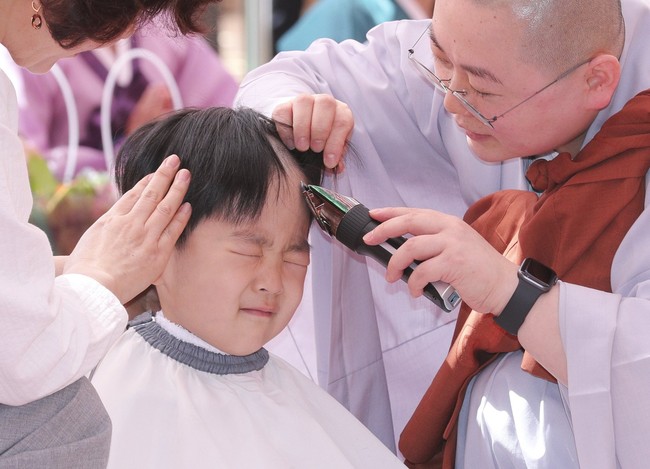 Loạt sắc thái đáng yêu hết nấc của các chú tiểu trong ngày xuống tóc đón lễ Phật Đản ở Hàn Quốc - Ảnh 1.
