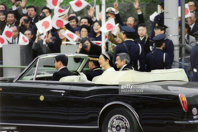Hôm nay Nhật hoàng Akihito chính thức thoái vị, cùng nhìn lại những khoảnh khắc không thể nào quên khi ông đăng quang 30 năm trước - Ảnh 12.