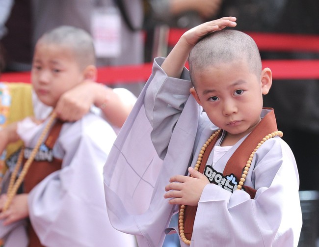 Loạt sắc thái đáng yêu hết nấc của các chú tiểu trong ngày xuống tóc đón lễ Phật Đản ở Hàn Quốc - Ảnh 10.