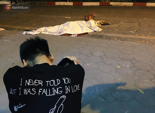 Hình ảnh đau xót: Con trai nữ công nhân môi trường gục khóc bên thi thể mẹ vụ ô tô tông liên hoàn ở Hà Nội - Ảnh 5.