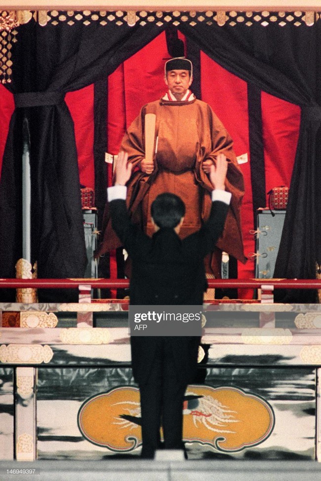 Hôm nay Nhật hoàng Akihito chính thức thoái vị, cùng nhìn lại những khoảnh khắc không thể nào quên khi ông đăng quang 30 năm trước - Ảnh 11.