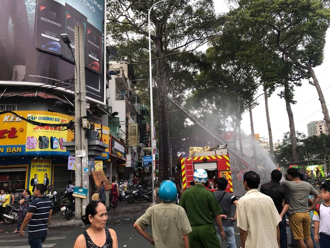 Căn nh&agrave; 5 tầng bốc ch&aacute;y dữ dội, người d&acirc;n th&aacute;o chạy hoảng loạn ngay trung t&acirc;m S&agrave;i G&ograve;n - Ảnh 1.