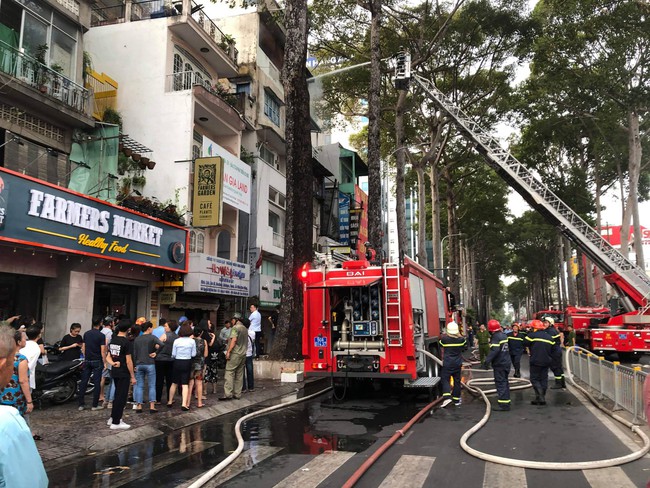 Căn nh&agrave; 5 tầng bốc ch&aacute;y dữ dội, người d&acirc;n th&aacute;o chạy hoảng loạn ngay trung t&acirc;m S&agrave;i G&ograve;n - Ảnh 2.