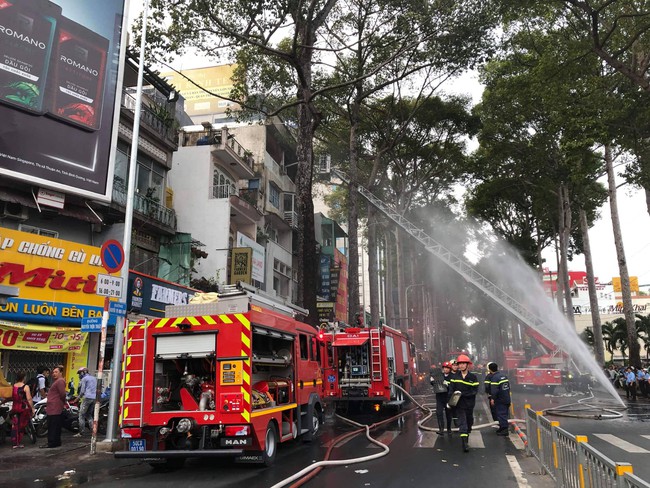 Căn nh&agrave; 5 tầng bốc ch&aacute;y dữ dội, người d&acirc;n th&aacute;o chạy hoảng loạn ngay trung t&acirc;m S&agrave;i G&ograve;n - Ảnh 3.