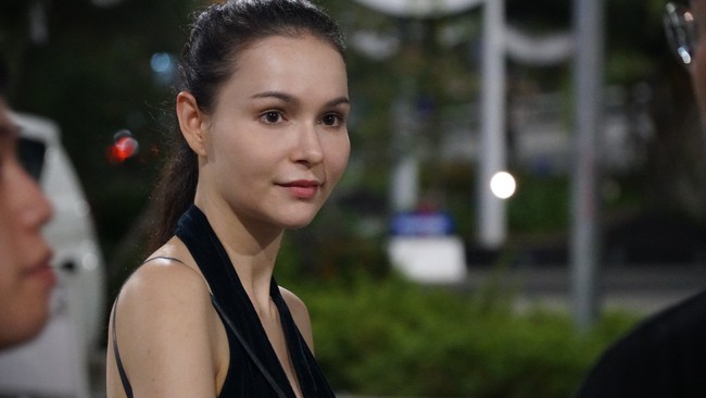 Cận cảnh mặt mộc xinh đẹp không tỳ vết của quán quân Asias Next Top Model mùa đầu tiên khi đến Việt Nam - Ảnh 1.
