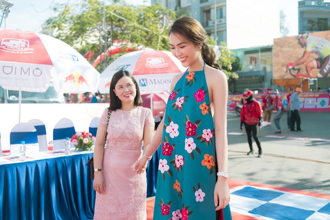 Vừa khỏi bệnh sau tai nạn, bố Hoa hậu Tường Linh đã hộ tống con dự sự kiện  - Ảnh 2.