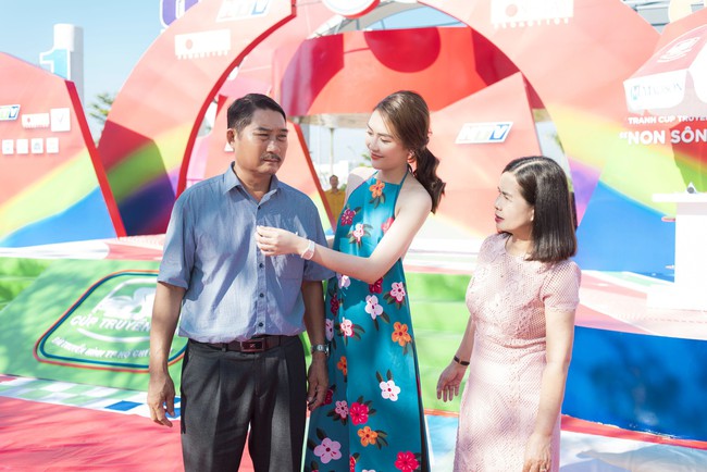 Vừa khỏi bệnh sau tai nạn, bố Hoa hậu Tường Linh đã hộ tống con dự sự kiện  - Ảnh 3.