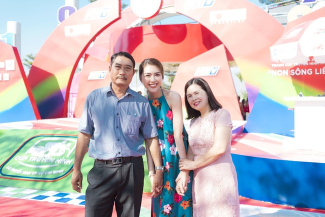 Vừa khỏi bệnh sau tai nạn, bố Hoa hậu Tường Linh đã hộ tống con dự sự kiện  - Ảnh 4.