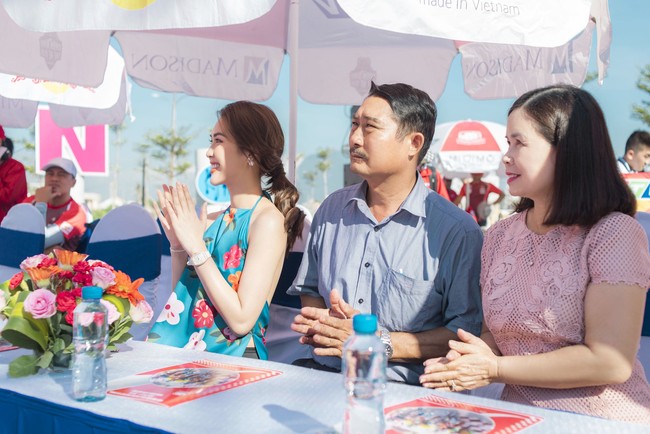 Vừa khỏi bệnh sau tai nạn, bố Hoa hậu Tường Linh đã hộ tống con dự sự kiện  - Ảnh 5.