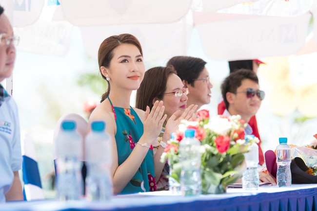 Vừa khỏi bệnh sau tai nạn, bố Hoa hậu Tường Linh đã hộ tống con dự sự kiện  - Ảnh 9.