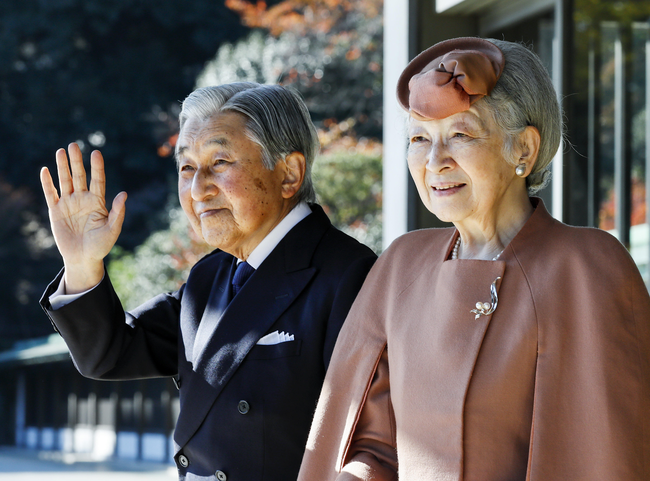 Lý do cảm động của Nhật hoàng Akihito khi quyết định thoái vị truyền ngai vàng cho con trai vào ngày 30/4 tới - Ảnh 2.