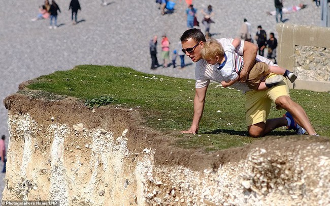 Sống ảo tối thượng: Ông bố bế con nhỏ đung đưa trên vách đá dựng đứng hơn 120m chỉ để chụp ảnh - Ảnh 2.