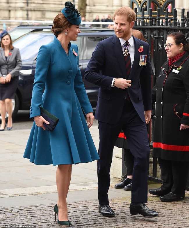 Hoàng tử Harry bất ngờ “tháp tùng” chị dâu Kate đi dự sự kiện nhưng vẻ mặt hạnh phúc, rạng rỡ của cả hai khi sánh bước bên nhau khiến dư luận dậy sóng  - Ảnh 2.