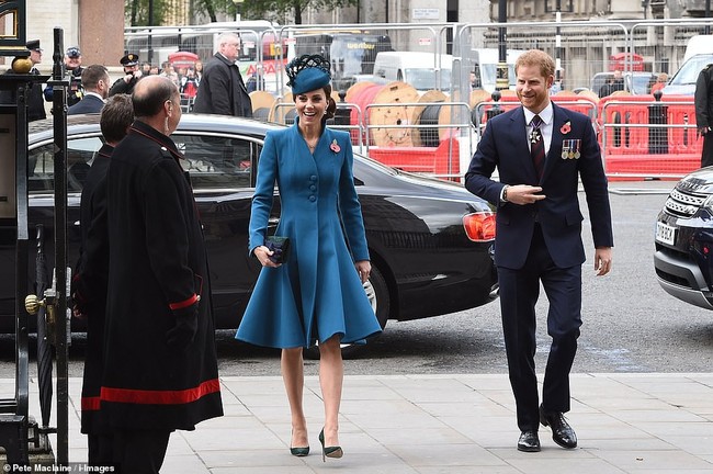 Hoàng tử Harry bất ngờ “tháp tùng” chị dâu Kate đi dự sự kiện nhưng vẻ mặt hạnh phúc, rạng rỡ của cả hai khi sánh bước bên nhau khiến dư luận dậy sóng  - Ảnh 1.