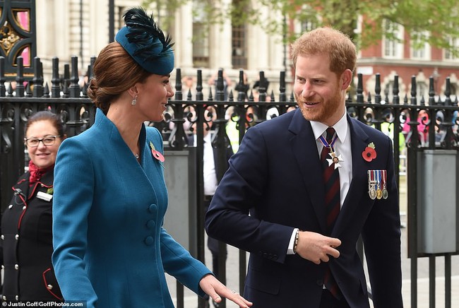 Hoàng tử Harry bất ngờ “tháp tùng” chị dâu Kate đi dự sự kiện nhưng vẻ mặt hạnh phúc, rạng rỡ của cả hai khi sánh bước bên nhau khiến dư luận dậy sóng  - Ảnh 5.