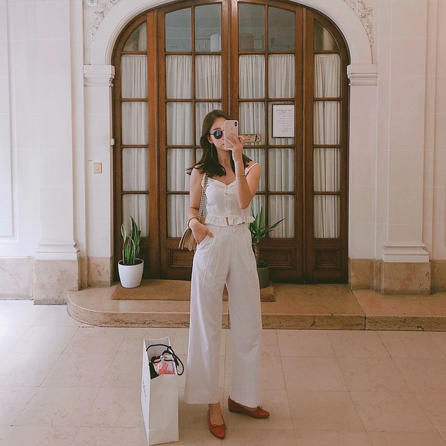 Không gì thanh lịch và tươi mát hơn một set đồ white-on-white, vì vậy bạn sẽ không thể bỏ qua 15 gợi ý xinh hết biết này - Ảnh 2.