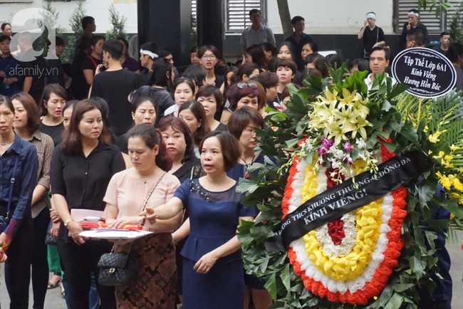 Quặn lòng hình ảnh con trai khóc ngất, mẹ già ngã quỵ bên linh cữu của nữ lao công bị ô tô điên tông chết ở Hà Nội - Ảnh 14.