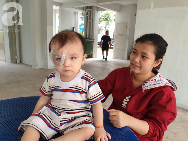 Bé trai 15 tháng tuổi có nguy cơ mù vĩnh viễn, người mẹ trẻ khóc cạn nước mắt đi tìm ánh sáng cho con - Ảnh 18.