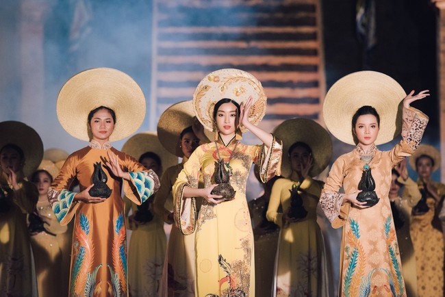 Hoa hậu Đỗ Mỹ Linh đẹp huyền bí, nổi bật nhất Lễ hội Trầm hương - Ảnh 3.