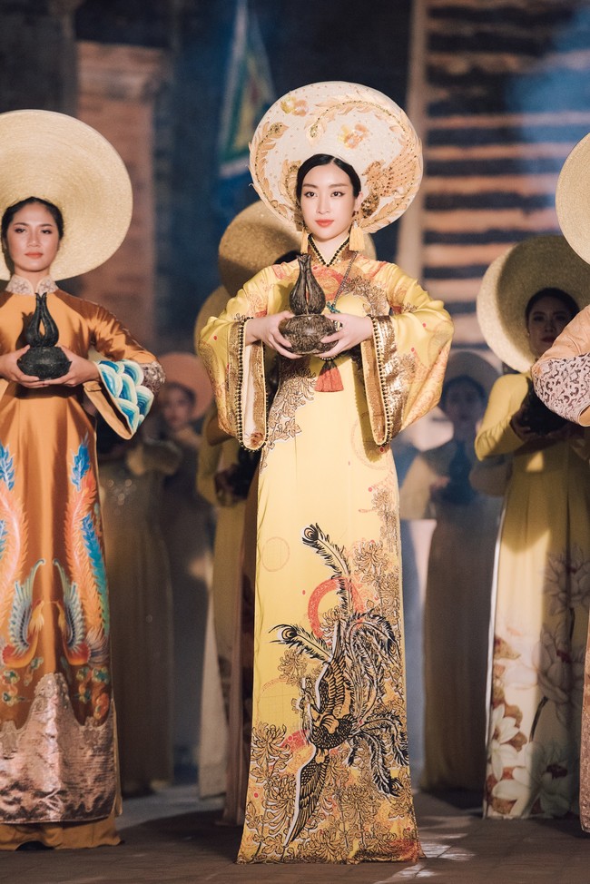 Hoa hậu Đỗ Mỹ Linh đẹp huyền bí, nổi bật nhất Lễ hội Trầm hương - Ảnh 7.