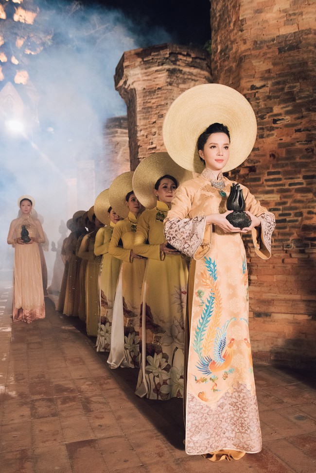 Hoa hậu Đỗ Mỹ Linh đẹp huyền bí, nổi bật nhất Lễ hội Trầm hương - Ảnh 12.