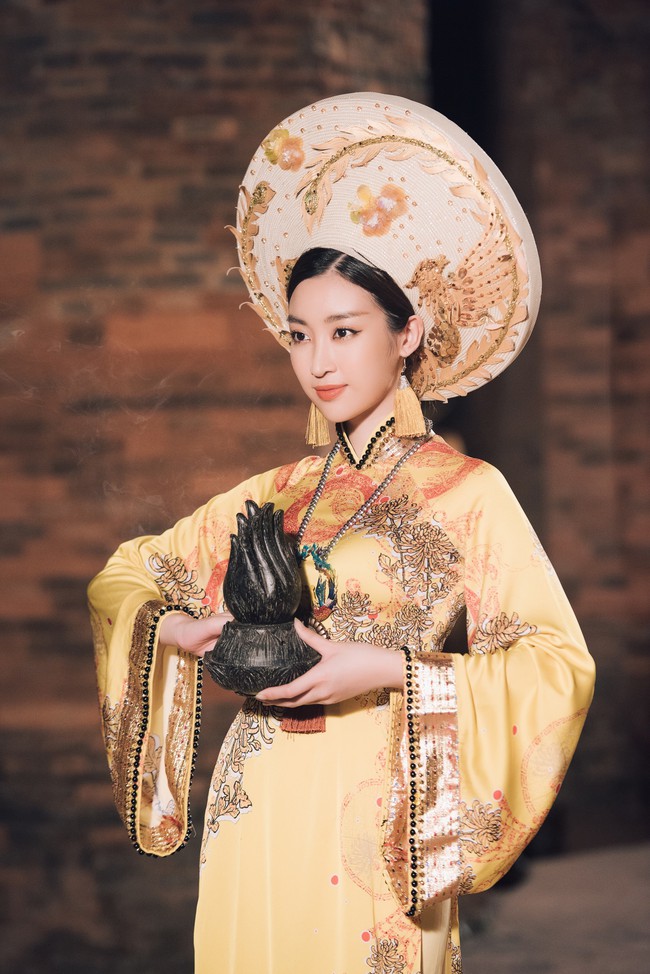 Hoa hậu Đỗ Mỹ Linh đẹp huyền bí, nổi bật nhất Lễ hội Trầm hương - Ảnh 1.