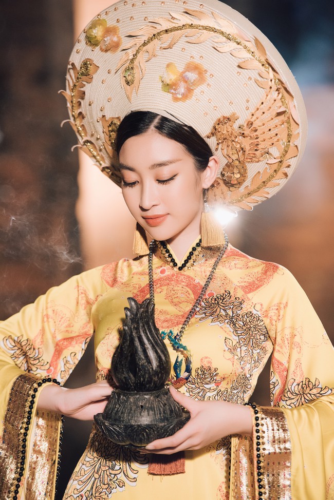 Hoa hậu Đỗ Mỹ Linh đẹp huyền bí, nổi bật nhất Lễ hội Trầm hương - Ảnh 2.