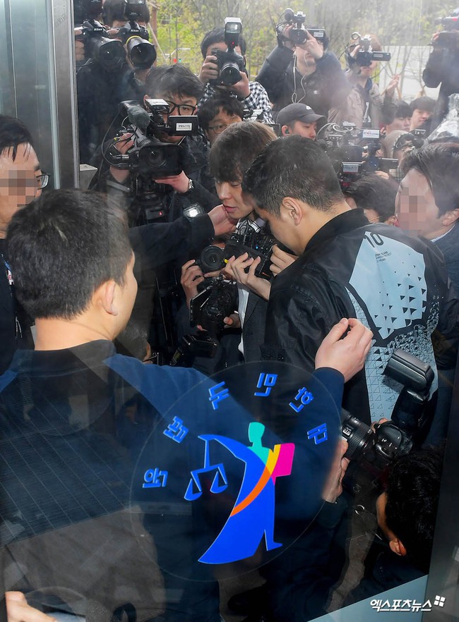 Yoochun chính thức bị bắt vì tội sử dụng ma túy: Khi đến tươi tỉnh khi về tiều tuỵ, tay bị còng và trói bằng dây thừng - Ảnh 14.