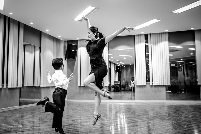 Bé Kubi nhà Khánh Thi - Phan Hiển lần đầu diện trang phục dancesport, nhảy như vũ công chuyên nghiệp bên mẹ - Ảnh 2.