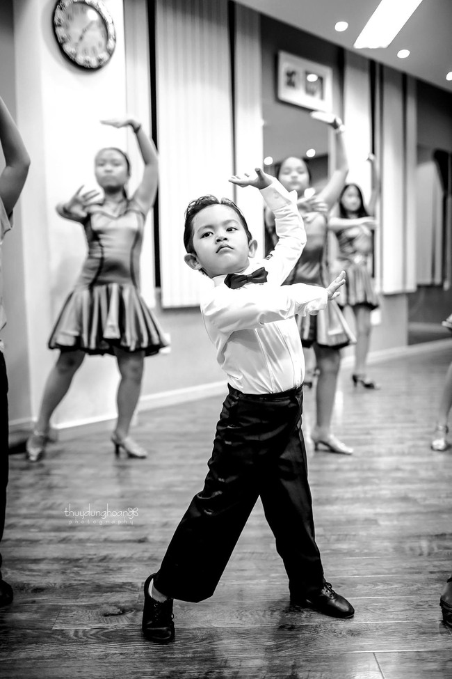 Bé Kubi nhà Khánh Thi - Phan Hiển lần đầu diện trang phục dancesport, nhảy như vũ công chuyên nghiệp bên mẹ - Ảnh 5.