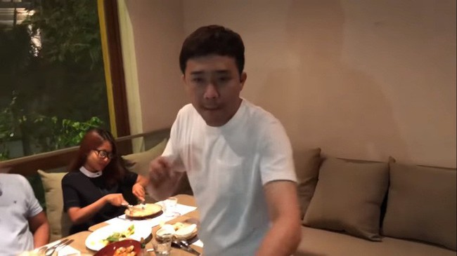 Trấn Thành bỏ tiền mời gia đình vợ đi ăn, lộ diện em trai Hari Won và bạn gái người Việt - Ảnh 5.