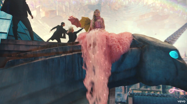 Không làm xà nữ nữa, Taylor Swift hóa bướm đủ màu trong MV mới cực hot - Ảnh 8.