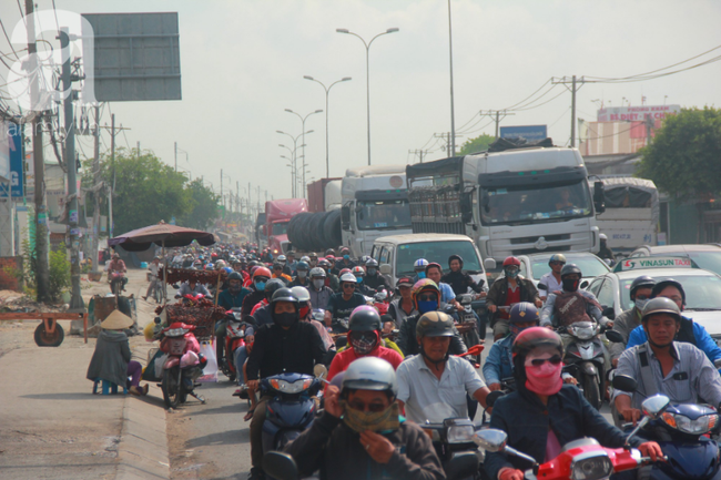 TP.HCM: Cửa ngõ phía Tây kẹt cứng, giao thông hỗn loạn vì người dân về quê nghỉ lễ 30/4 - 1/5 - Ảnh 2.