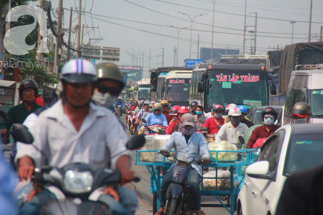 TP.HCM: Cửa ngõ phía Tây kẹt cứng, giao thông hỗn loạn vì người dân về quê nghỉ lễ 30/4 - 1/5 - Ảnh 1.