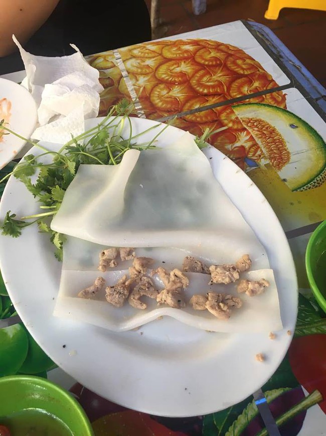 Háo hức ăn phở cuốn trong khu ăn vặt nổi tiếng Hà Nội, cô nàng nghẹn thở vì đĩa bánh mỏng dính như tờ giấy, rắc thêm vài hột thịt nạc - Ảnh 2.