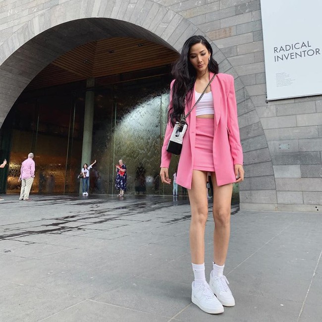 Street style sao Việt: Hari Won diện đồ kín đáo mặc kệ tin đồn bầu bí, Ngọc Trinh nên được phong hiệu “mỹ nhân hack tuổi” - Ảnh 10.