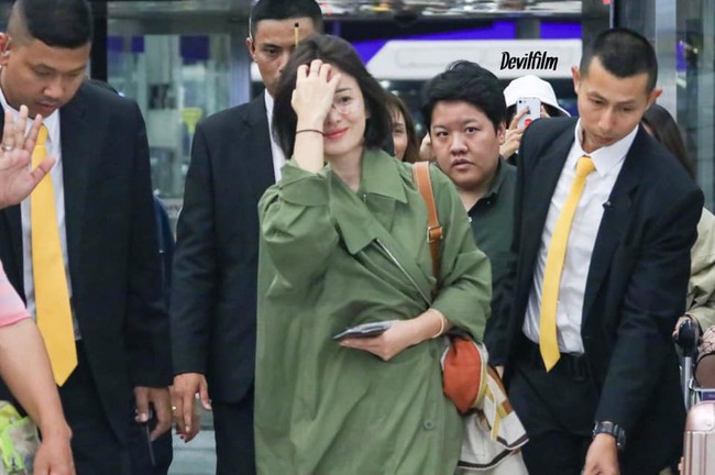 Song Hye Kyo trở lại với tóc ngắn cá tính, trở về Hàn Quốc vẫn không quên lấy áo khoác che bụng  - Ảnh 1.
