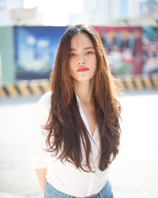 Street style sao Việt: Hari Won diện đồ kín đáo mặc kệ tin đồn bầu bí, Ngọc Trinh nên được phong hiệu “mỹ nhân hack tuổi” - Ảnh 4.