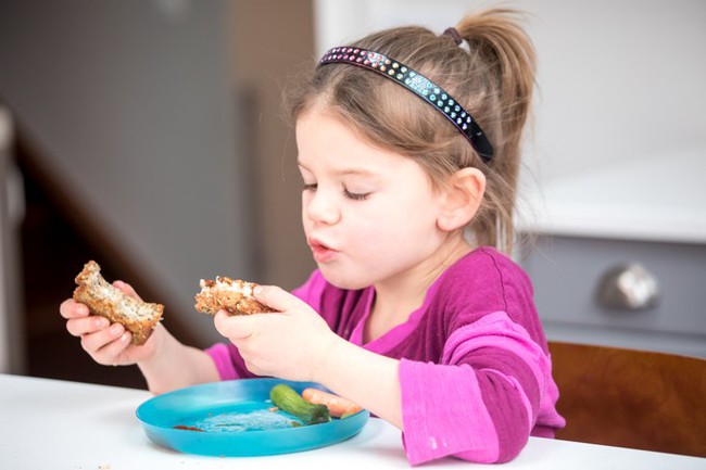 Trẻ biếng ăn, kén ăn sẽ không còn là nỗi lo của cha mẹ chỉ với 6 mẹo được chuyên gia khuyến nghị sau đây - Ảnh 4.