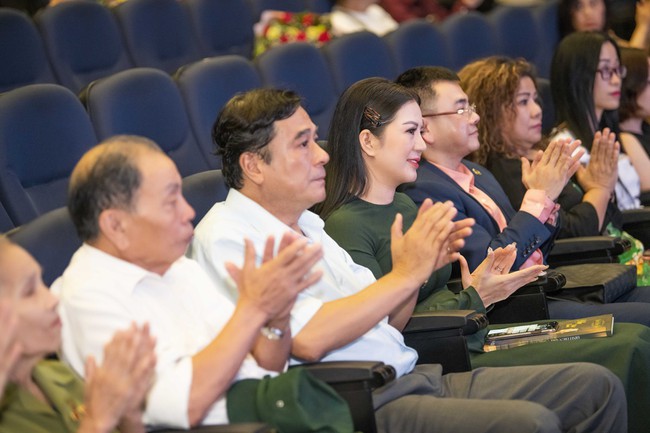 Vượt mặt Trương Ngọc Ánh giành Bông hồng quyền lực, Đinh Hiền Anh nói gì về ồn ào của giải thưởng? - Ảnh 3.