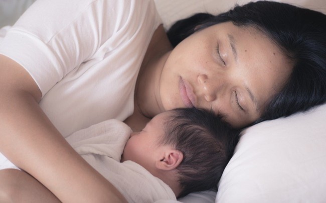 Có một số lợi ích khi cho con ngủ chung mà cha mẹ chắc hẳn không ngờ đến - Ảnh 1.