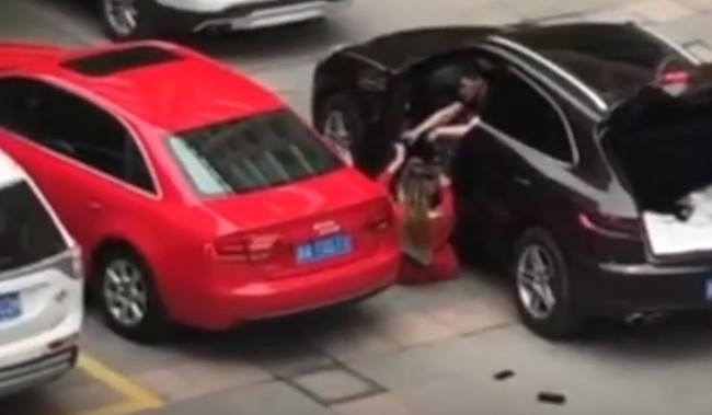 Thương nhau lắm cắn nhau đau: Cãi nhau dữ dội, bạn trai lái siêu xe kéo lê bạn gái mặc người yêu khóc lóc, van nài - Ảnh 1. Thương nhau lắm cắn nhau đau: Cãi nhau dữ dội, bạn trai lái siêu xe kéo lê bạn gái mặc người yêu khóc lóc, van nài - Ảnh 1.